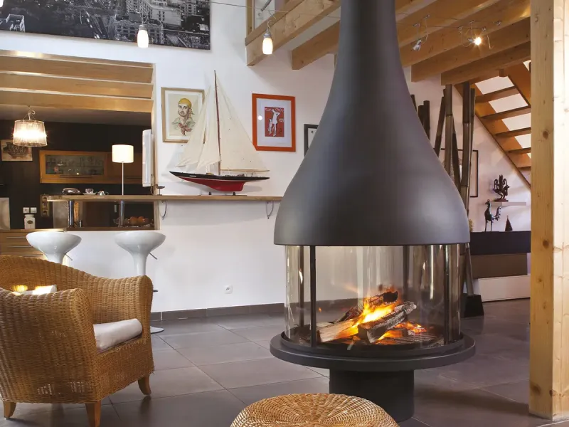 Cheminée JC Bordelet Alexia 995, cheminée centrale élégante, finitions colorées sur mesure parmi 180 teintes disponibles en atelier spécialisé à Saint-Chamond