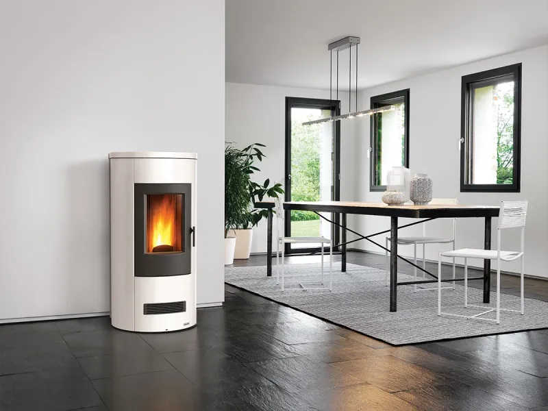 Poêle à granulés SEGUIN P130 Trend Line, élégant et performant, 11 kW, rendement 91 %, grand réservoir 27 kg pour autonomie prolongée