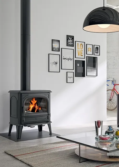 Poêle à bois Seguin Saphir, modèle compact en fonte traditionnelle offrant simplicité, performance et chauffage efficace au quotidien à Saint Chamond