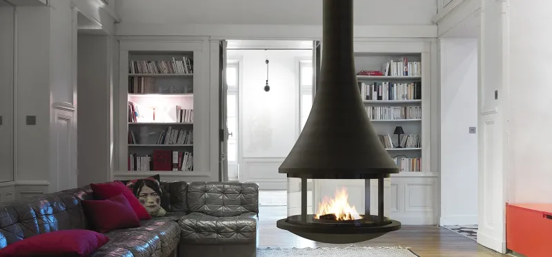 Cheminée JC Bordelet Zelia 908, design suspendu innovant, centralité moderne et convivialité chaleureuse avec foyer bois ouvert contemporain à Saint-Étienne