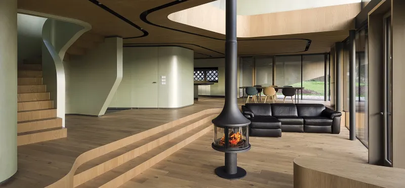 Cheminée JC Bordelet Lea 998, lanterne suspendue raffinée, ambiance cosy discrète et design central compact idéal à Saint-Chamond