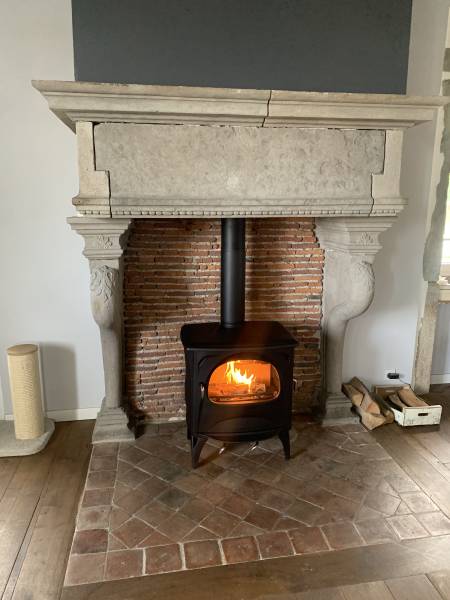 Intégration d’un poêle à bois en fonte Seguin Aurore pour optimiser une cheminée à foyer ouvert à Saint Chamond