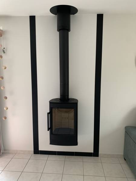 Pose d’un poêle à bois suspendu Wiking by Hwam Miro 2 avec foyer en acier, doublage en vermiculite et porte en fonte à Saint-Étienne