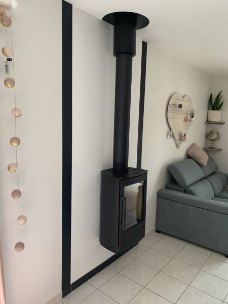 Pose d’un poêle à bois suspendu Wiking by Hwam Miro 2 avec foyer en acier, doublage en vermiculite et porte en fonte à Saint-Étienne