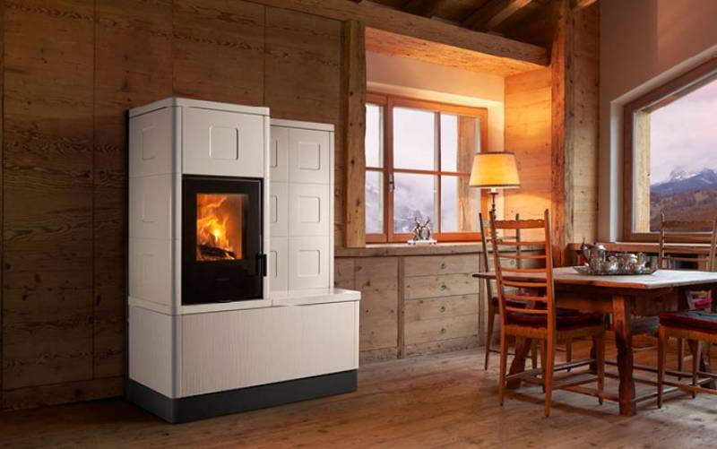 Profitez du poêle mixte Piazzetta E228K, 8 kW, design mural filomuro, rendement A+, accumulation chaleur Heat Storage System à Rive-de-Gier