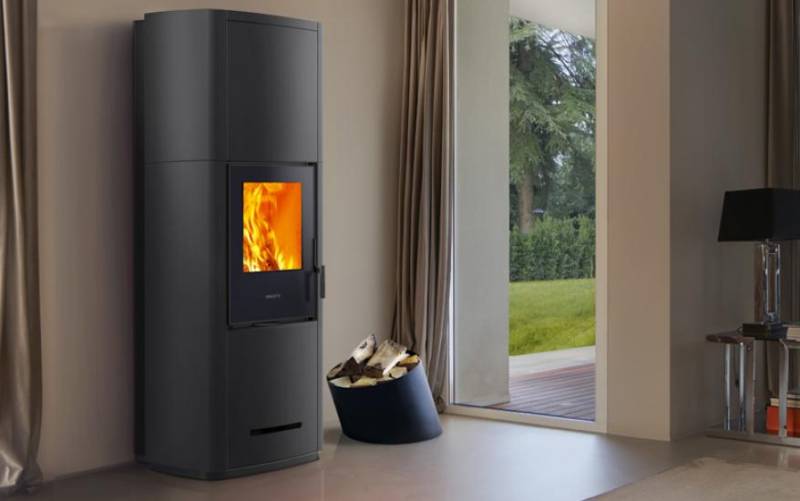 Poêle hybride Piazzetta E228M-H, fonctionnement continu, transition sans interruption entre bois et granulés, efficacité autonomie prolongée à Vienne