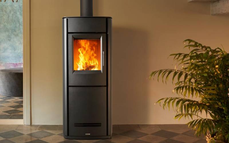 Élégance et performance du poêle hybride Piazzetta E228 Steel, 5 étoiles, finition acier, convection naturelle ventilation forcée optionnelle à Saint-Étienne